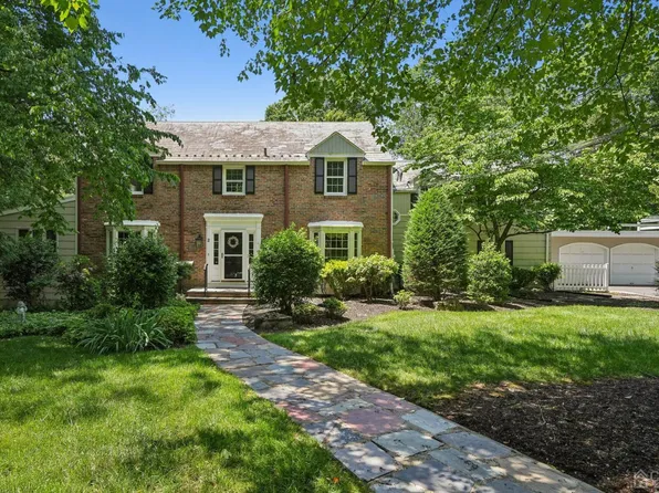 2 Ridge Ln, Colonia, NJ 07067