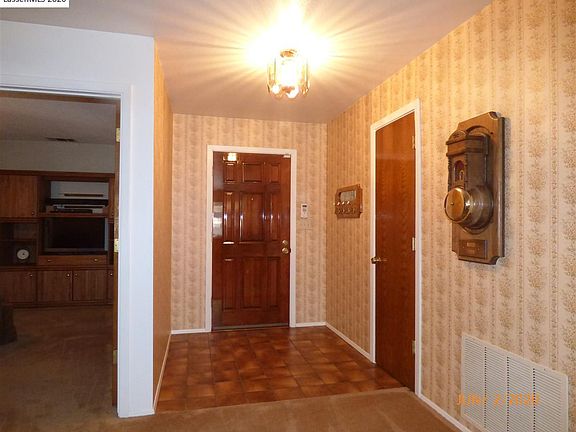 3rd image of 699-450 Eagle Dr