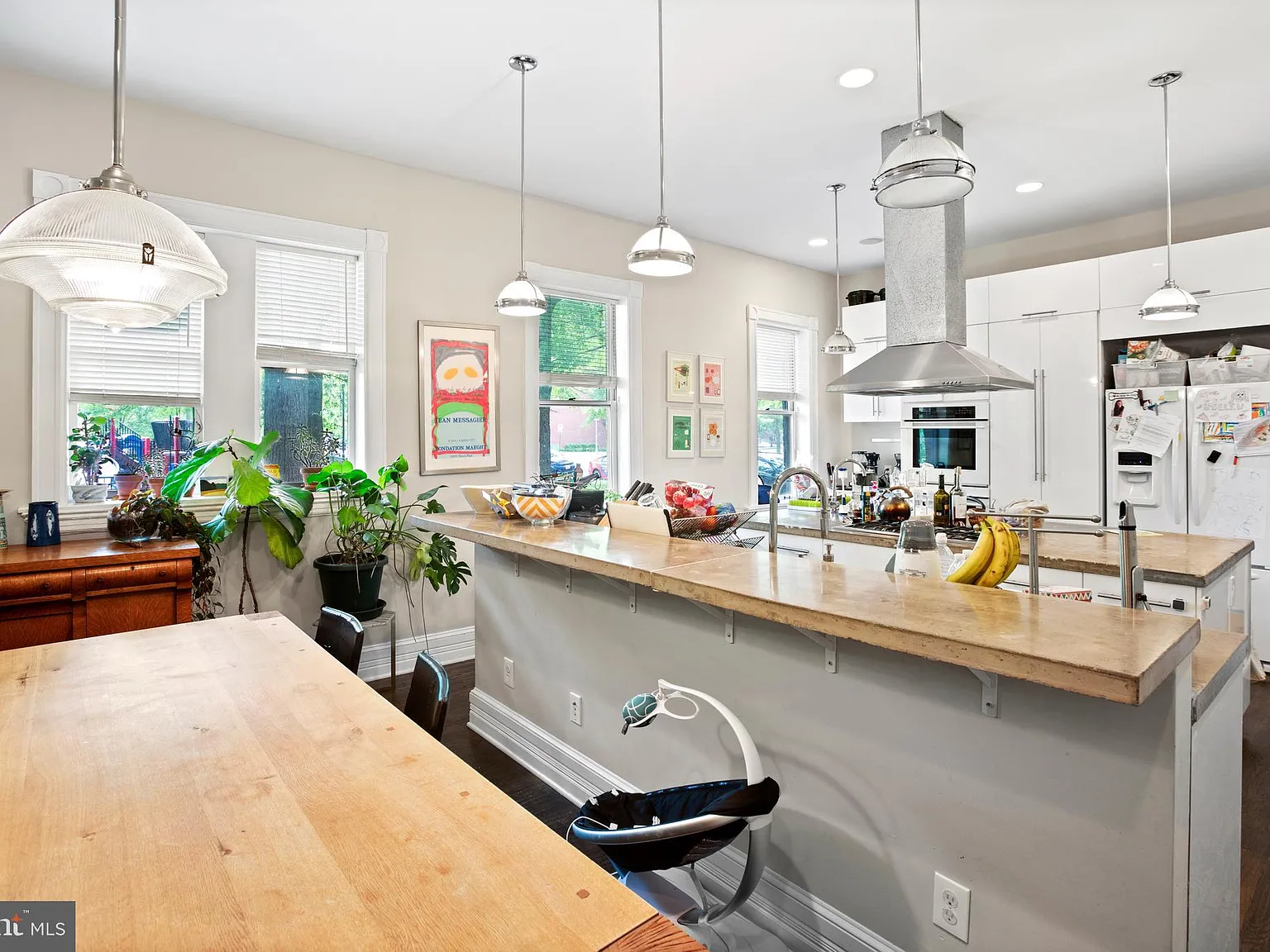 3 bed, 3.5 bath, 2400 sqft, $2,850 — Photo 2