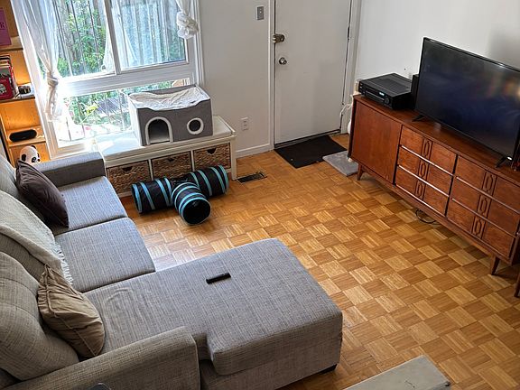 5th image of 275 Broadview Ave #167