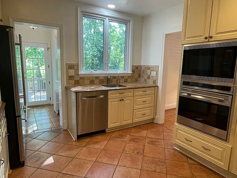6105 29th St NW — Photo 3
