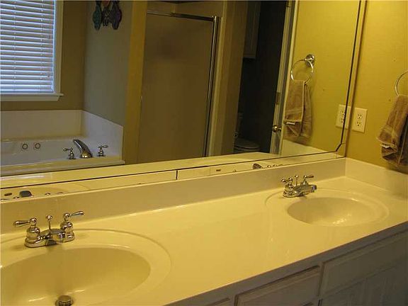 3rd image of 306 NW Saddlebrook Dr
