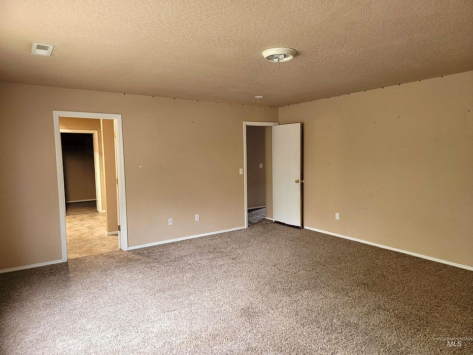 2nd image of 512 Syringa Way