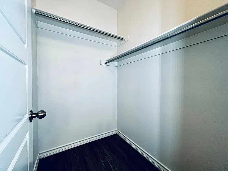 Stunning 4 Bedroom Near Tech — Photo 35