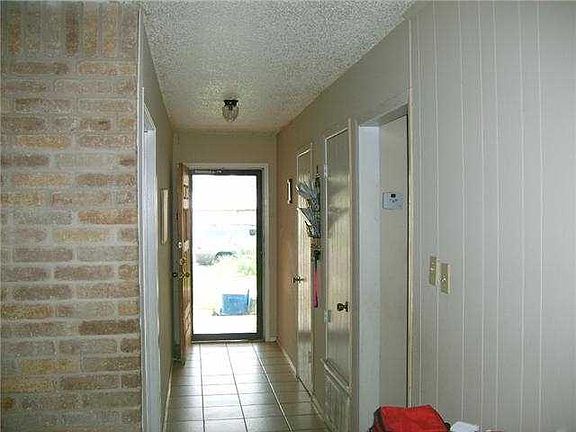 2nd image of 818 Chisholm Valley Dr