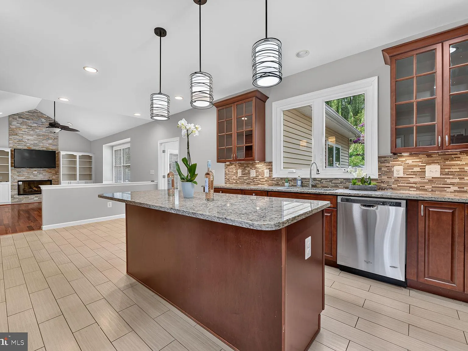 5 bed, 3.5 bath, 4012 sqft, $4,690 — Photo 3