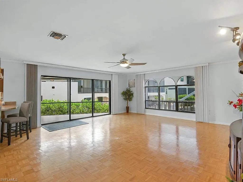 3 bed, 2.5 bath, 2049 sqft, $3,900 — Photo 3