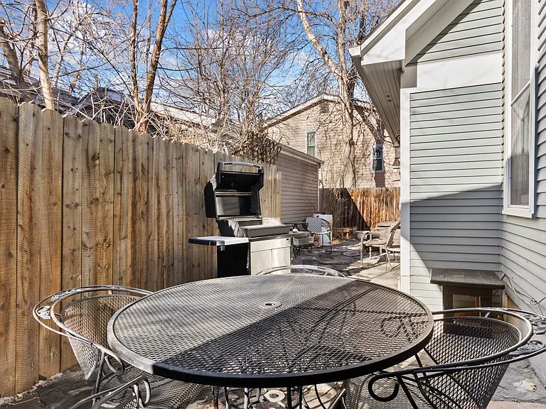 1500 W Oak St — Photo 30