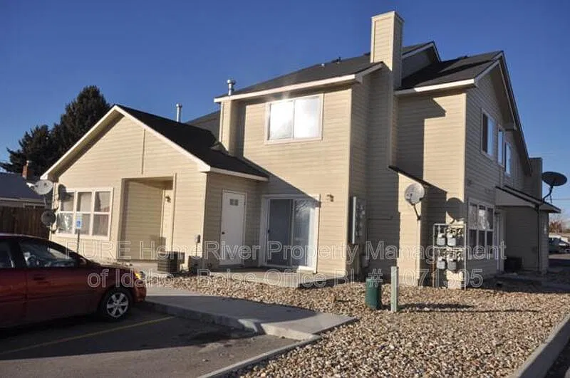 2 bed, 2.0 bath, 940 sqft, $1,300 — Photo 2
