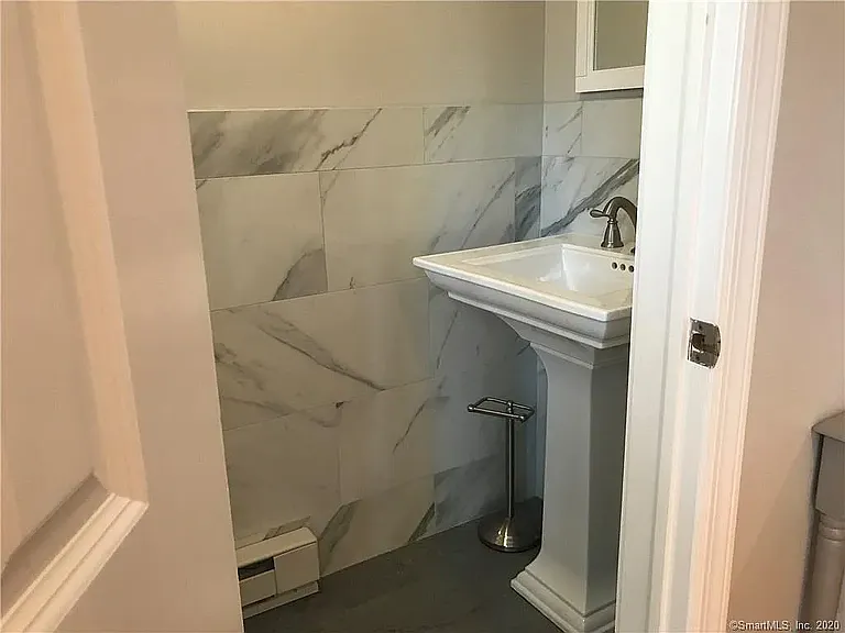 16 Ledge Ave #2 — Photo 6