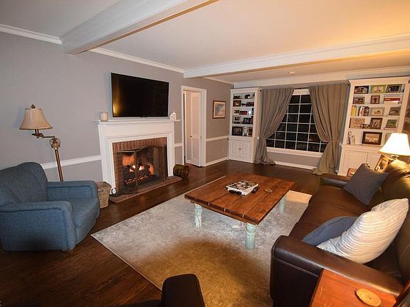 3rd image of 4822 Oak Knoll Dr