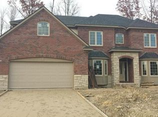 1752 Oak Forest Dr E, Troy, MI 48085