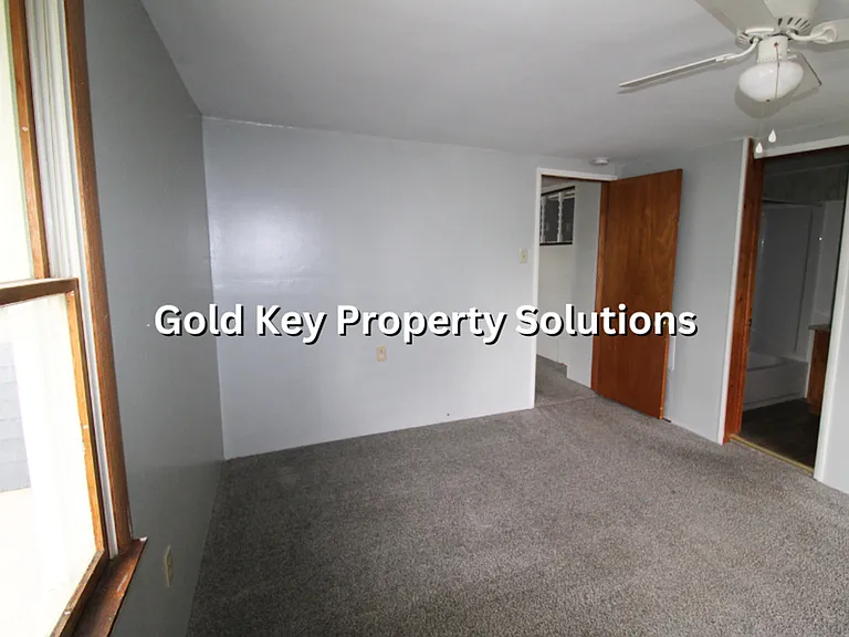 117 E John St — Photo 28