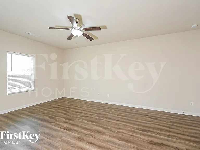 323 Darling Ln — Photo 2
