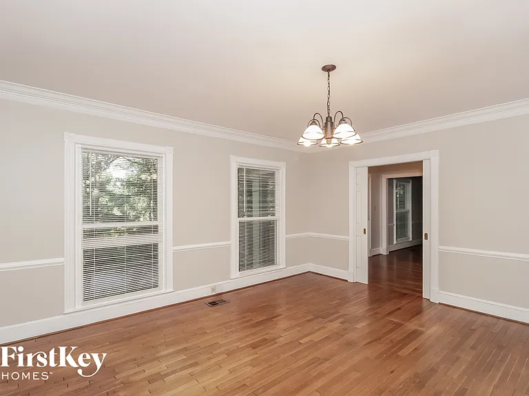 4927 Castlewood Dr SW — Photo 3