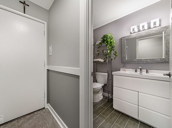 5th image of 725 W Dempster St APT 208