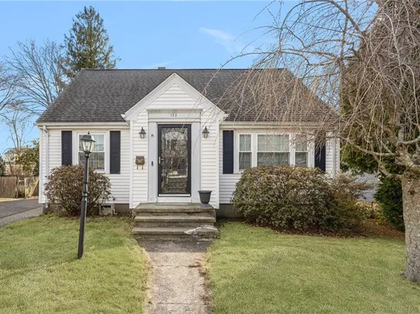 123 Crown Ave, Riverside, RI 02915