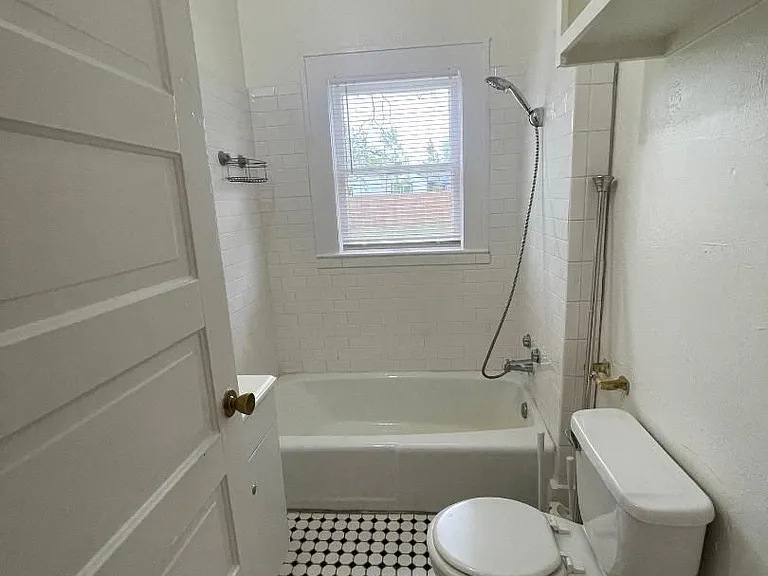 419 N Flood Ave — Photo 6