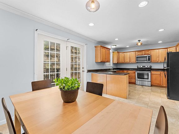 2nd image of 826 Quadrilla St