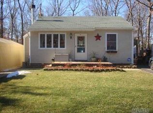 128 Panamoka Trl, Ridge, NY 11961