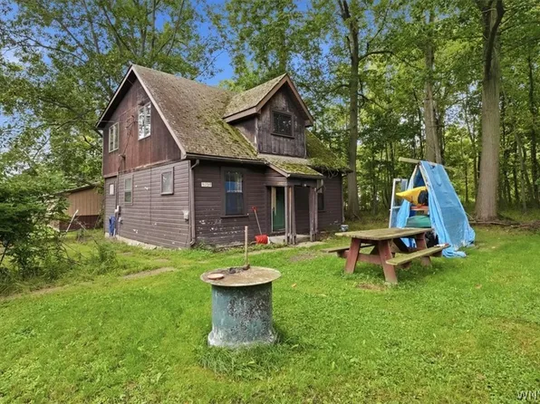 9759 Redwing St, Angola, NY 14006