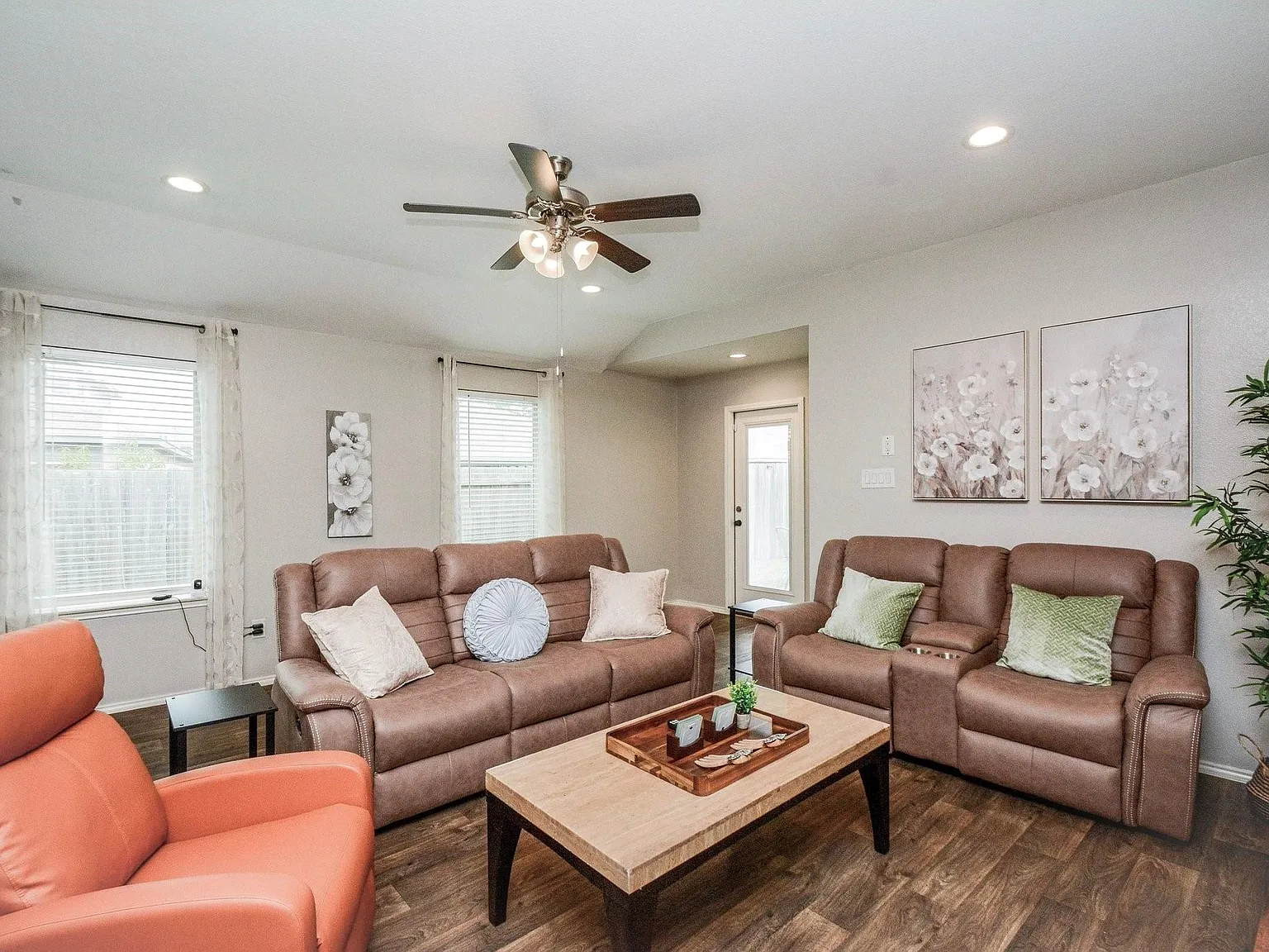 4 bed, 2.0 bath, $3,900 — Photo 2