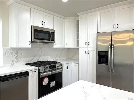 3 bed, 1415 sqft, $5,650 — Photo 3