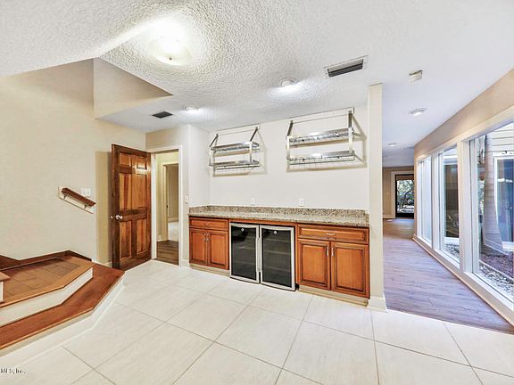 4th image of 2557 Lynnhaven Ter