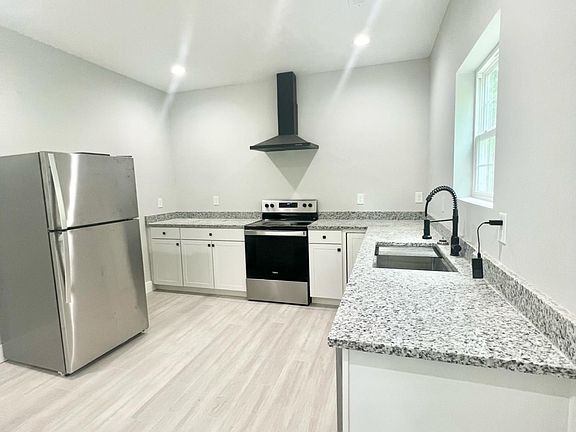 4th image of 4139 Ivy Ave