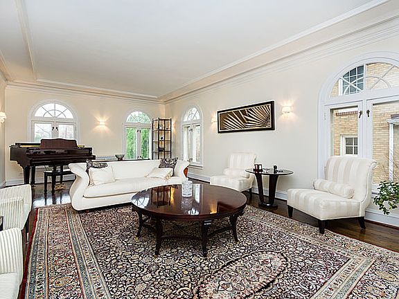 4th image of 939 N Oak Park Ave