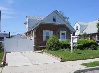 8340 255th St, Glen Oaks, NY 11004