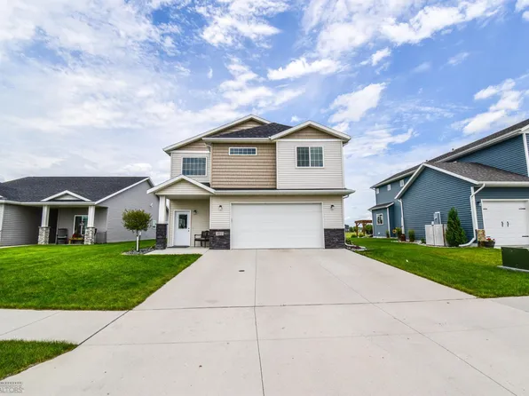 412 Hampton Dr W, Moorhead, MN 56560