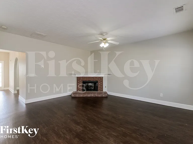 915 Midway Rd — Photo 4