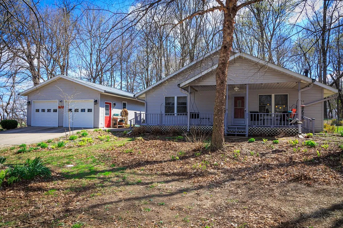 2 bed, 1.0 bath, 1440 sqft, $1,200 — Photo 1