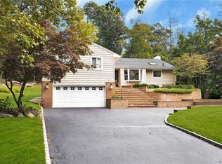 25 Mimosa Dr, Roslyn, NY 11576