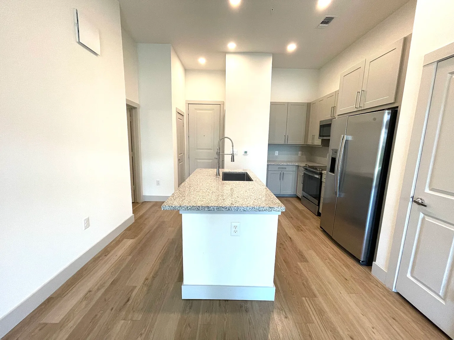 1 bed, 1.0 bath, 790 sqft, $999 — Photo 3