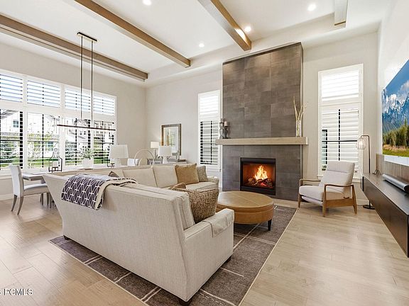 5th image of 512 N Farmhouse Way