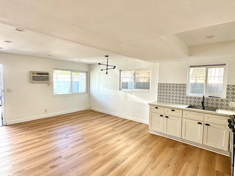 501 N Serrano Ave #F — Photo 1