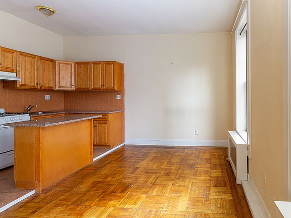 2nd image of 135 Waverly Pl APT 3A