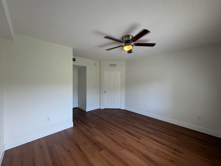 1095 Golden Lakes Blvd — Photo 7
