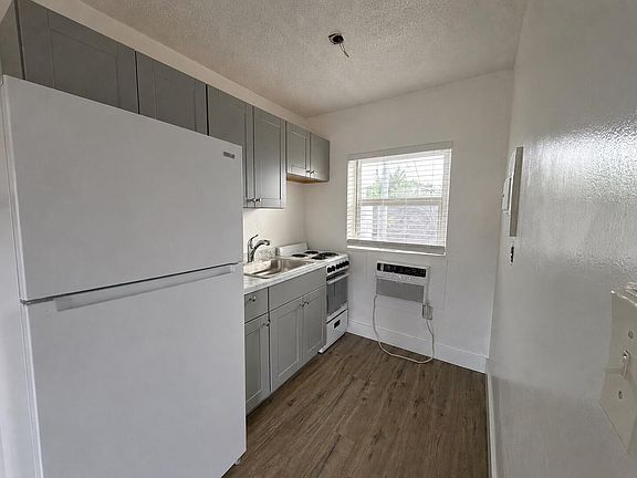2nd image of 2037 Madison St APT 3