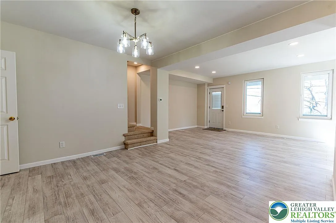 4 bed, 2.0 bath, 1408 sqft, $2,700 — Photo 4