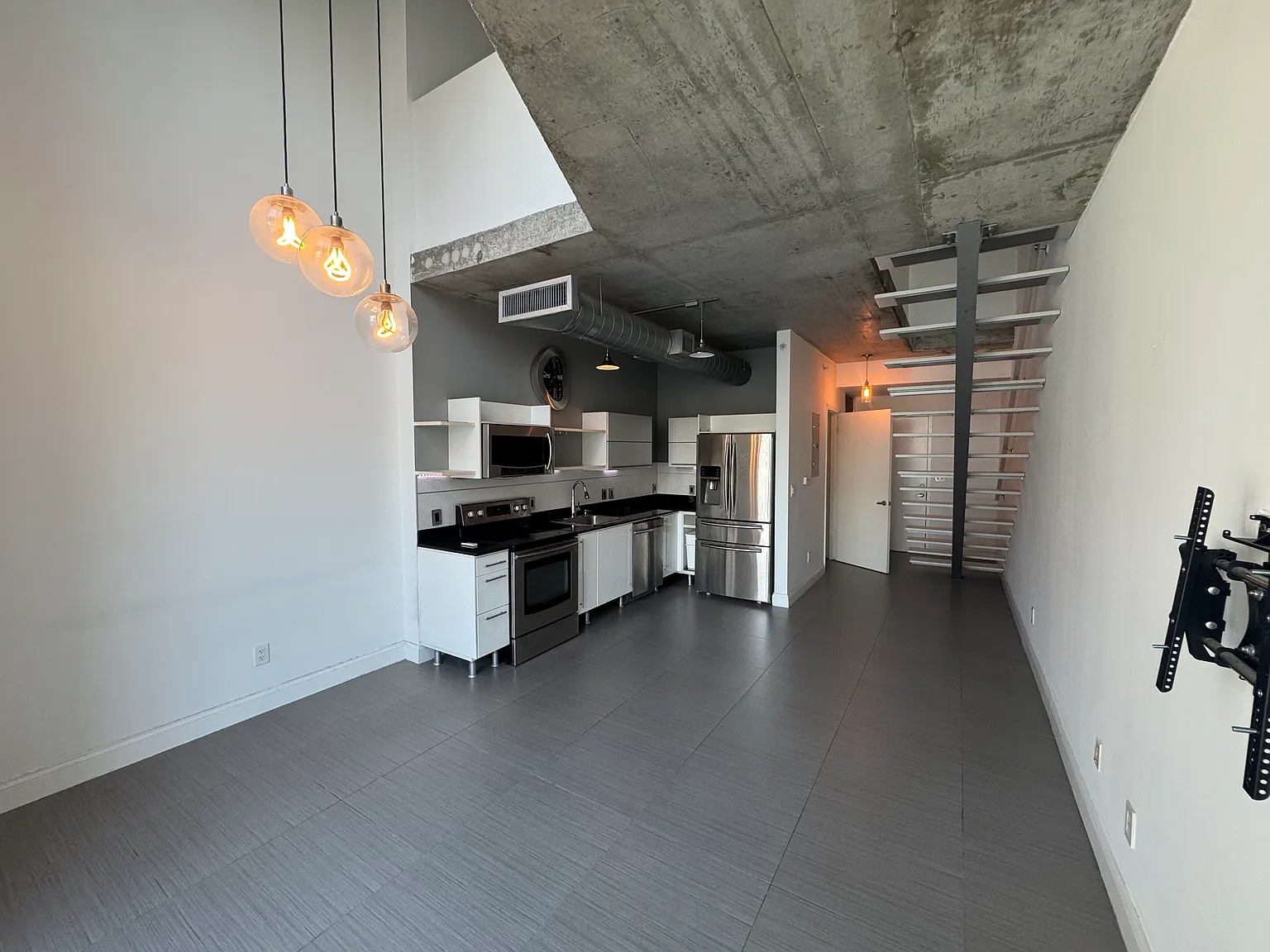 1 bed, 1.5 bath, 795 sqft, $3,100 — Photo 3
