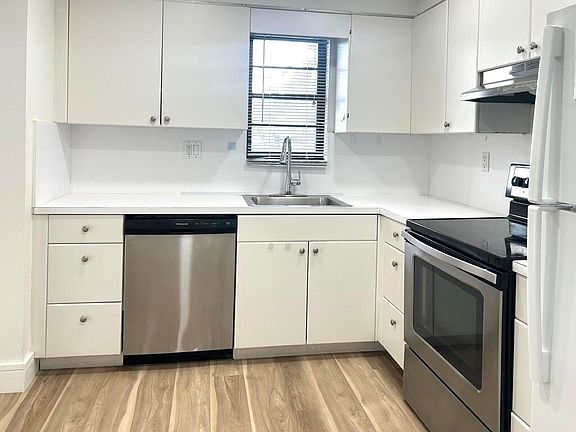 4th image of 9370 SW 8th St APT 202
