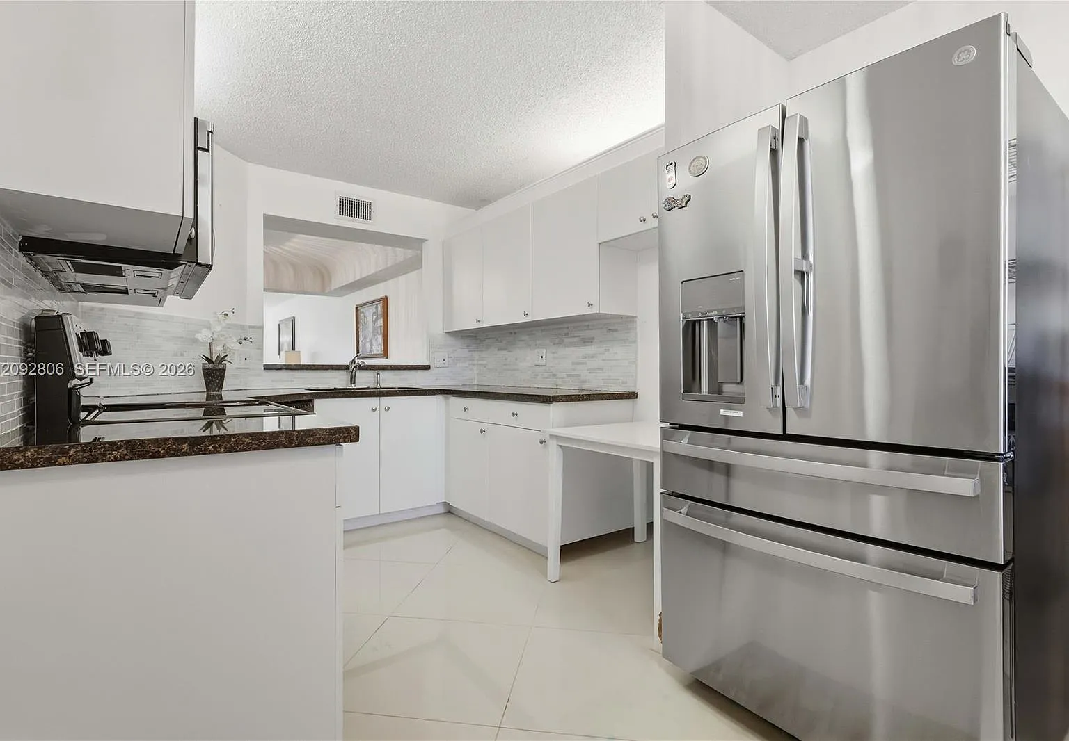 Barwood Condo — Photo 4