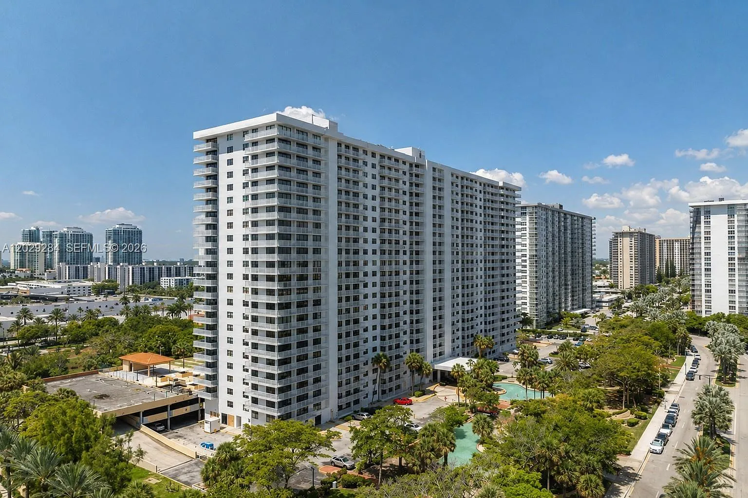 Winston Towers 600 Condo — Photo 1