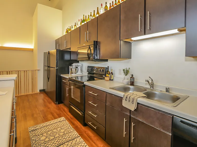 142 W Johnson St — Photo 16