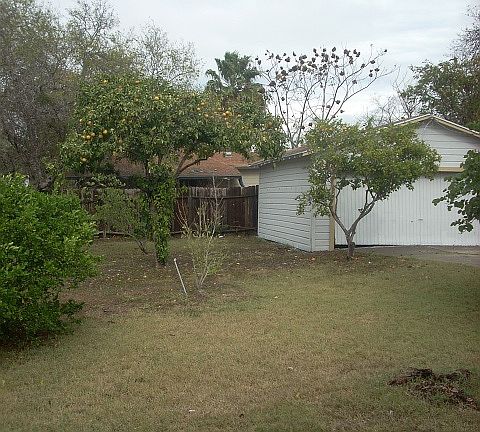 4th image of 208 Blevins St