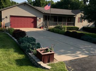 17 Cheshire Dr, Mackinaw, IL 61755