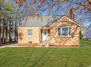 3781 Jerusalem Ave, Seaford, NY 11783